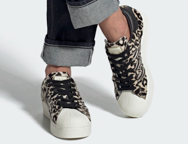 Sepatu sneakers dengan motif leopard atau zebra untuk tampilan yang berani
